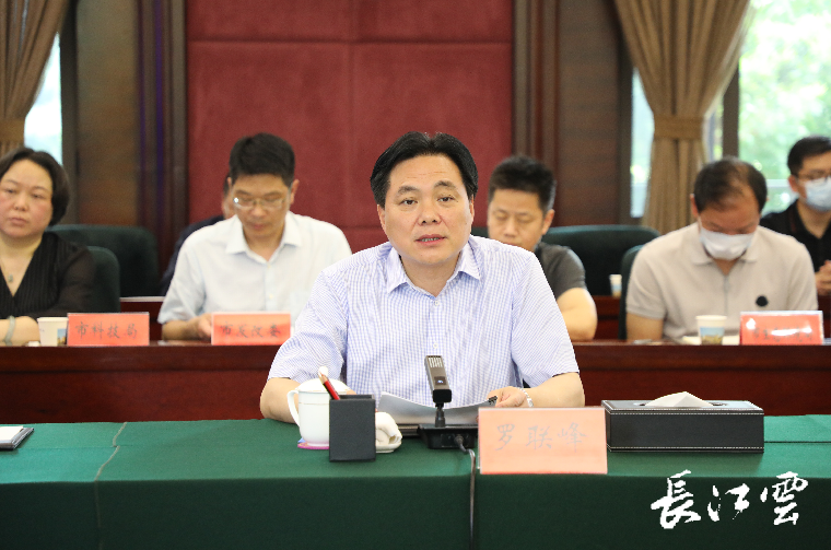 仙桃市委书记罗联峰,市长余珂与胡立山一行座谈交流.