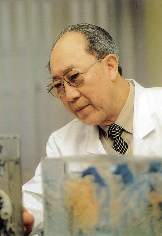 而一套理论却能挽回千万条生命"培育学生是吴孟超毕生的功课