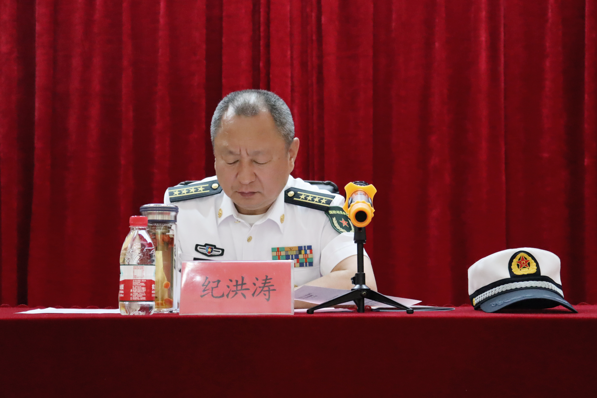 纪洪涛在会上表示,下半年将继续紧盯大学毕业生征集重点,结合此次征兵