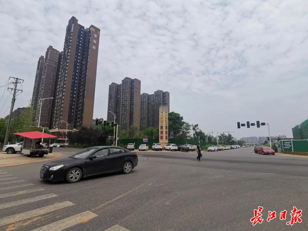 6月7日,网民陈先生反映,江夏区大桥新区红旗街一十字路口处,红绿灯
