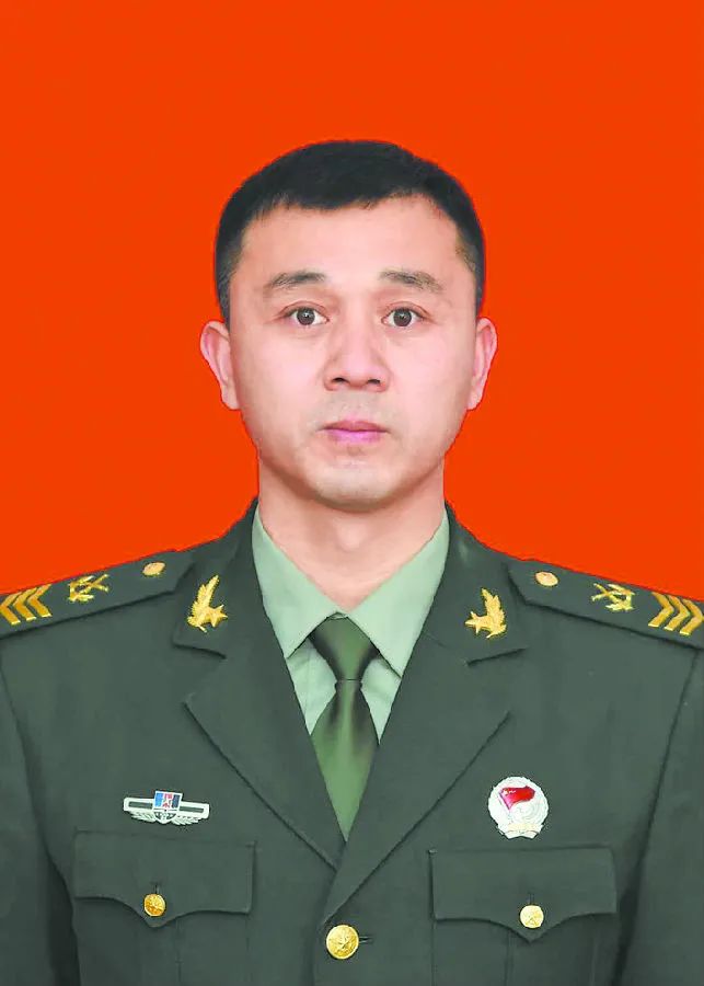 男,汉族,1980年3月出生,1996年12月入伍,2000年10月入党,二级军士长