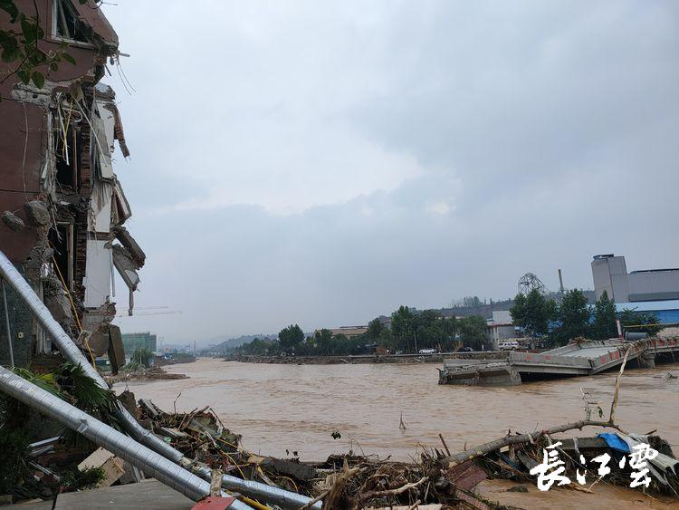 河南巩义驻村书记柴向阳驻村一周记:暴雨山洪的恐惧,八方支援的安心