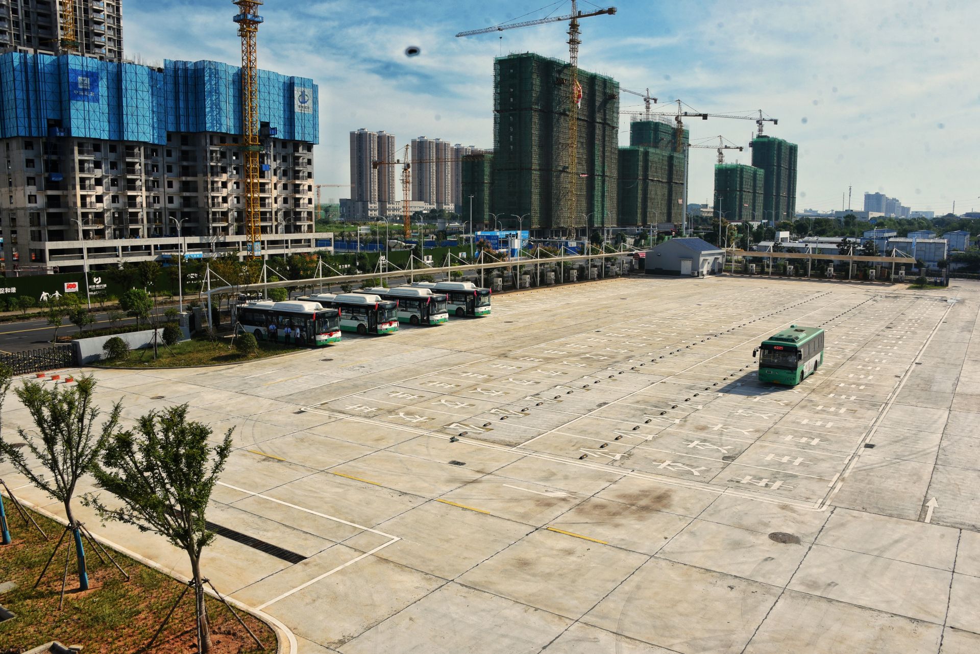 武汉蔡甸经济开发区奓山公交首末站正式投入使用