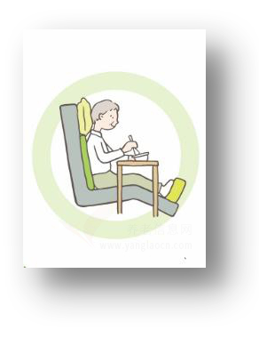 如果是卧床老人无法坐起进食,在整个进食(食物,液体,药物)期间应抬高