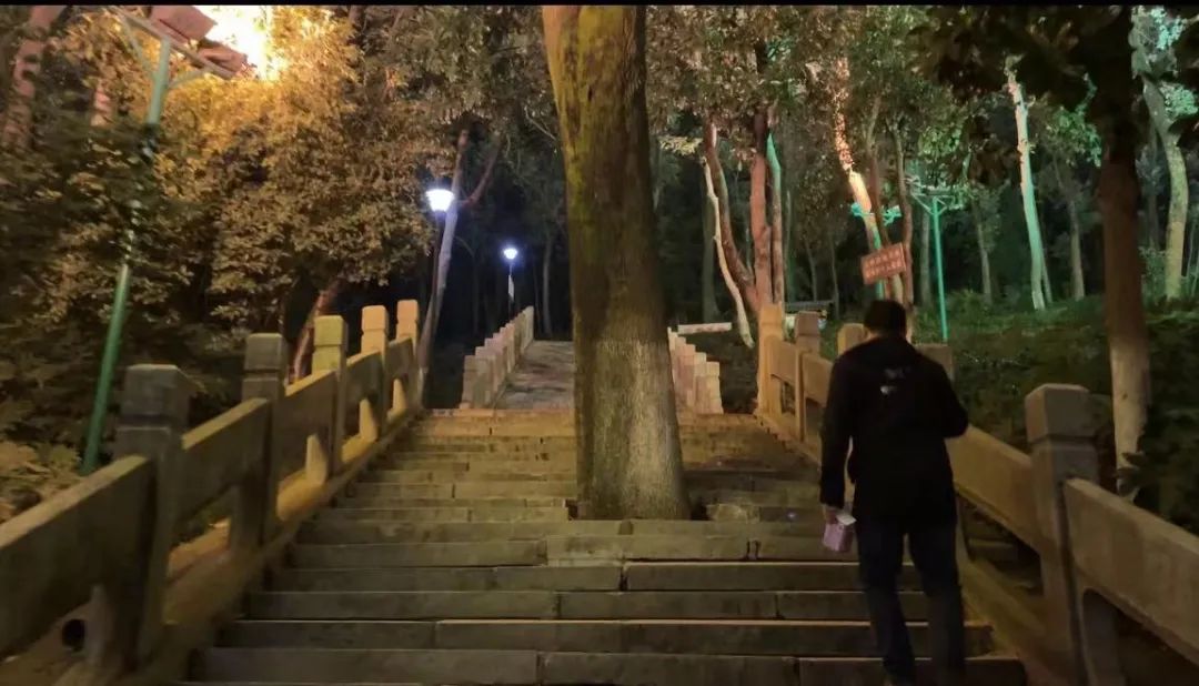散步得摸黑,武汉这些公园被吐槽……相关部门回应