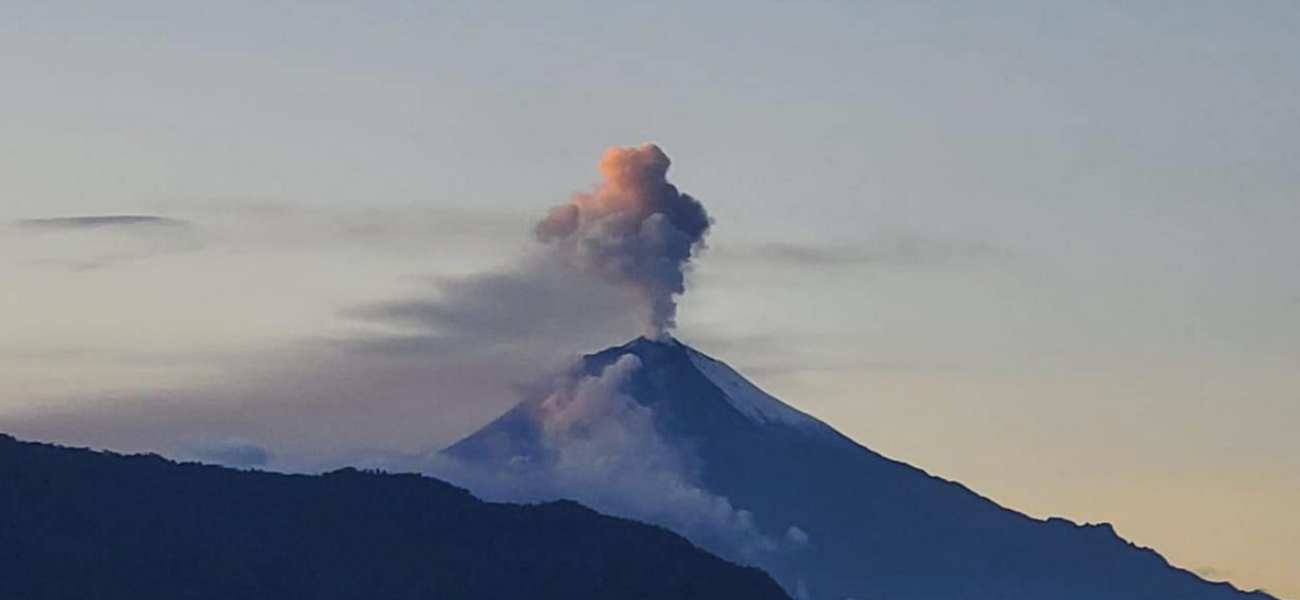 厄瓜多尔桑盖火山喷发 火山灰或影响多省