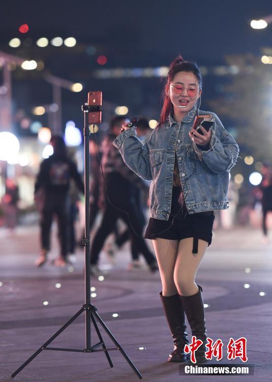 杭州西湖边步行街成"网红直播街"