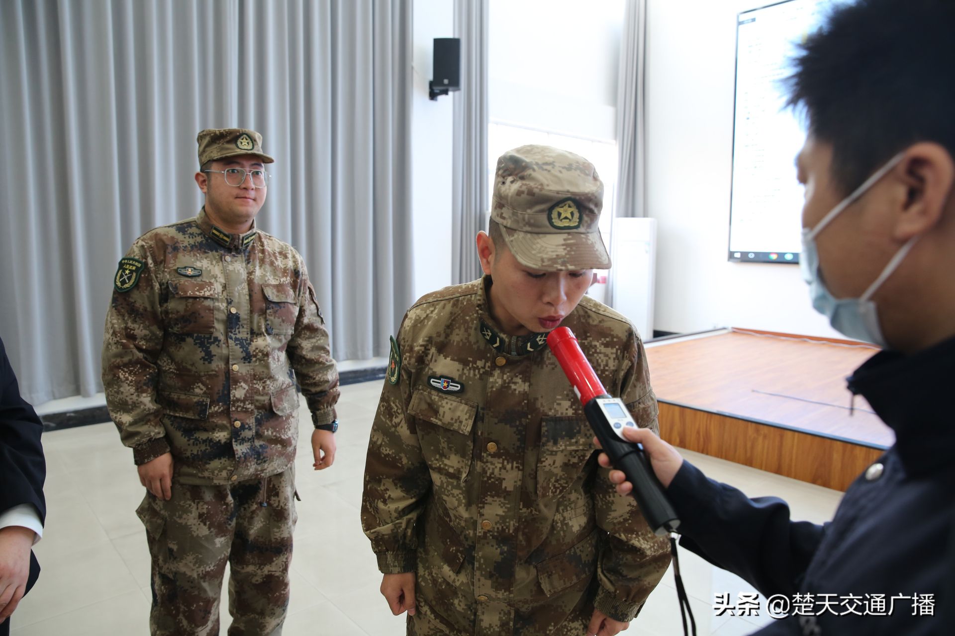 江汉交警进军营送安全 吹响“122”安全哨