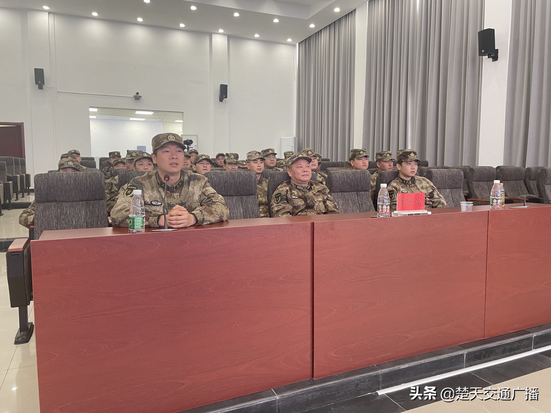 江汉交警进军营送安全 吹响“122”安全哨