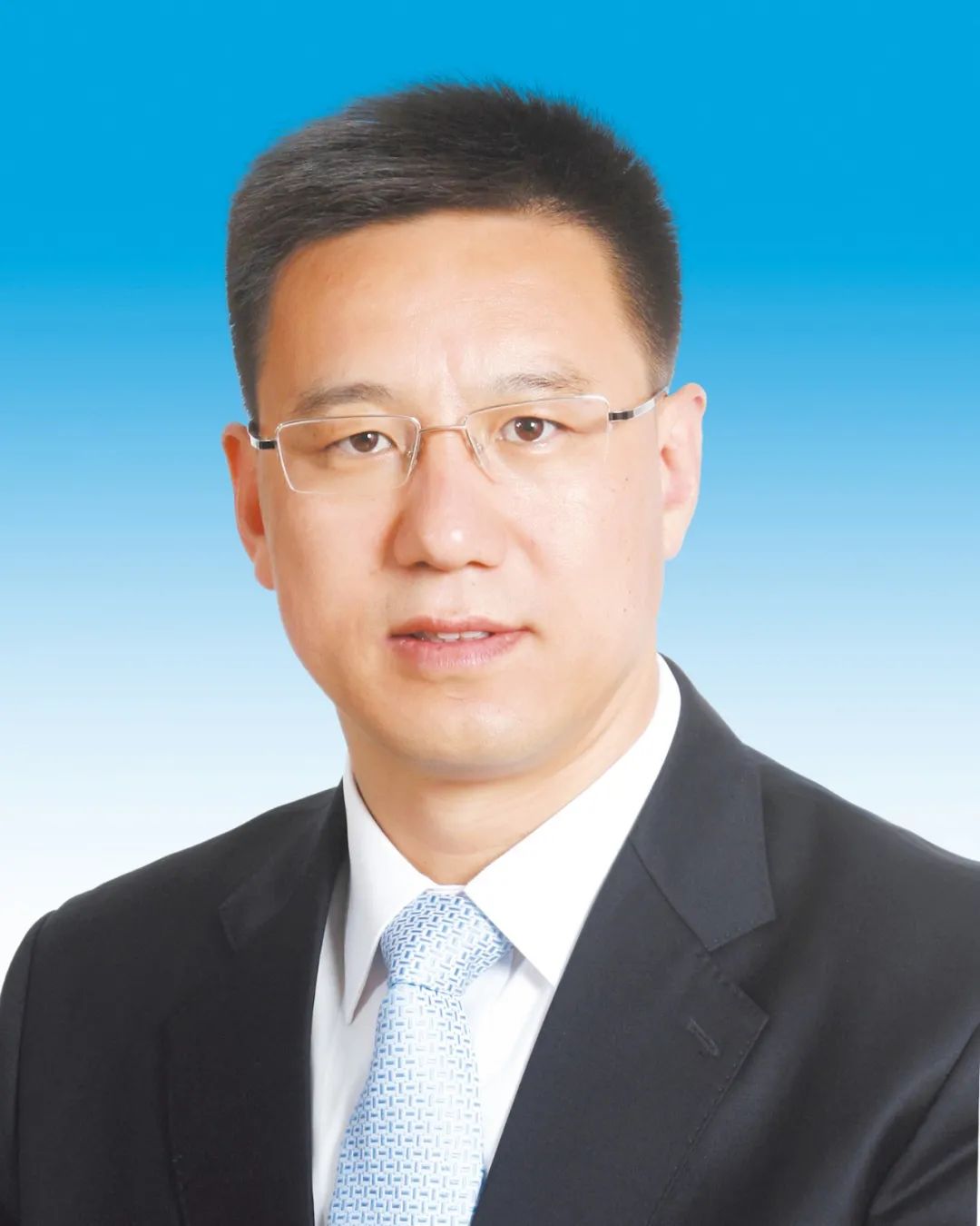 省委党校研究生学历,在职法学硕士学位,中共党员,现任市委书记,市委