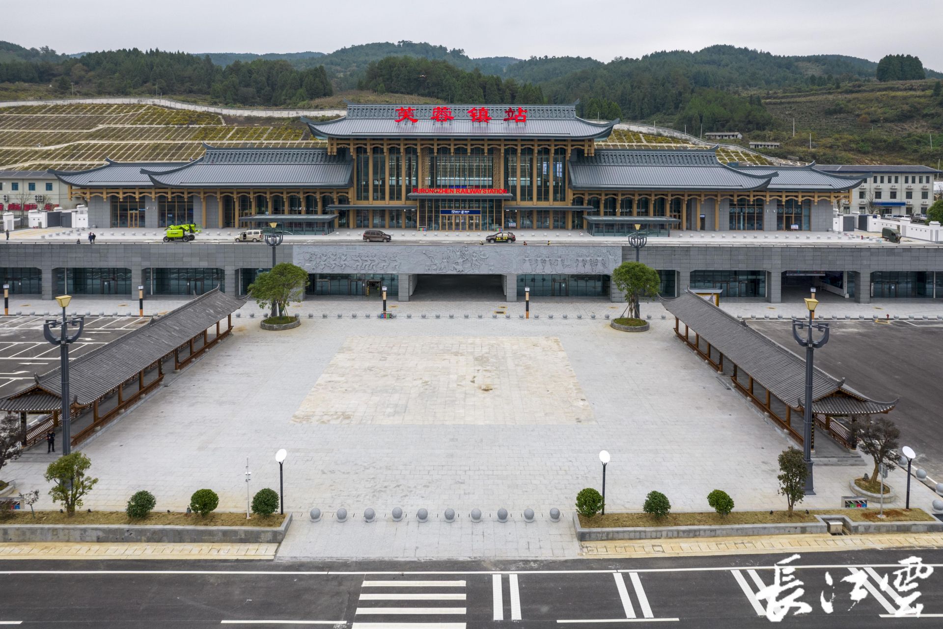 芙蓉镇站到了湖北造湘西最美高铁今日开通