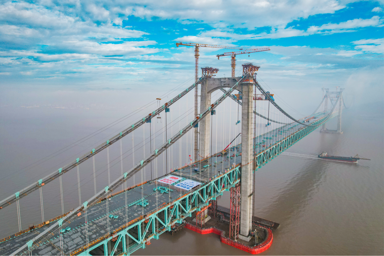 世界首座三塔四跨双层钢桁梁悬索桥成功合龙