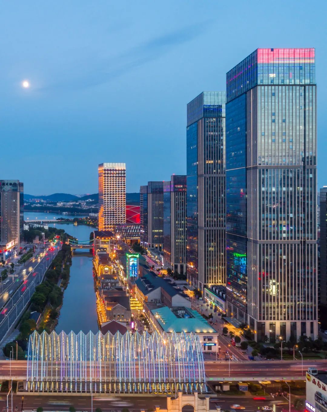 楚河汉街,铺开一幅"现代清明上河图"而现在,奔腾的热血向着一颗金融