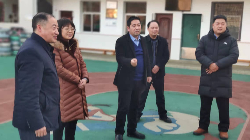1月17日,竹山县副县长刘丽,李杰一行在教育局长的陪同下驱车来到秦古
