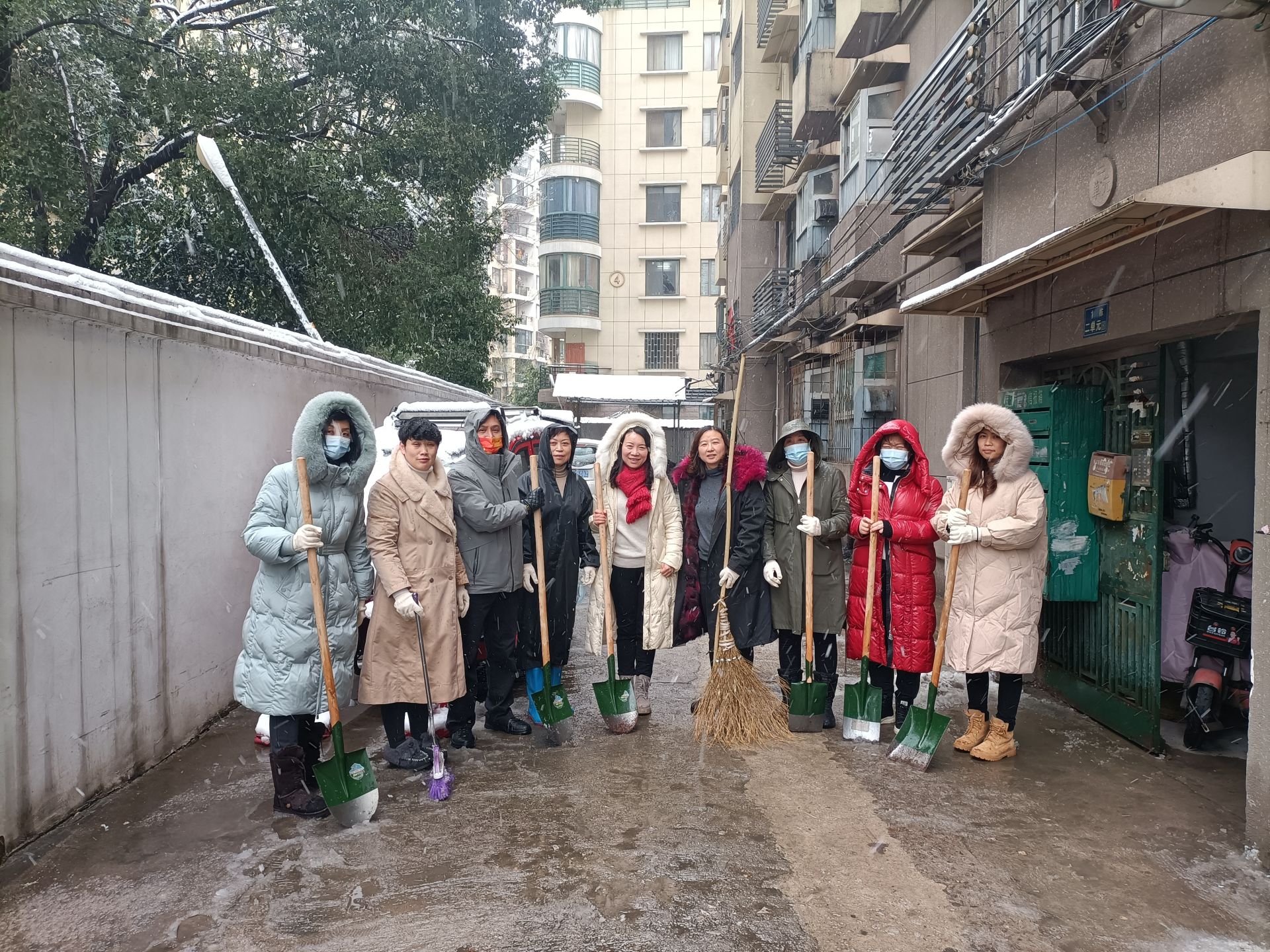 洪山区珞南街道铲雪除冰在行动争做平安守护者