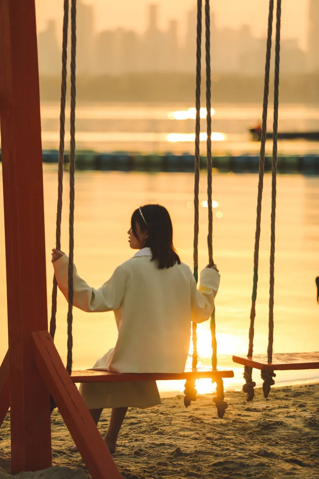 小编最最钟意的就是这个网红秋千,或站或坐,或唯美背影或回眸一笑