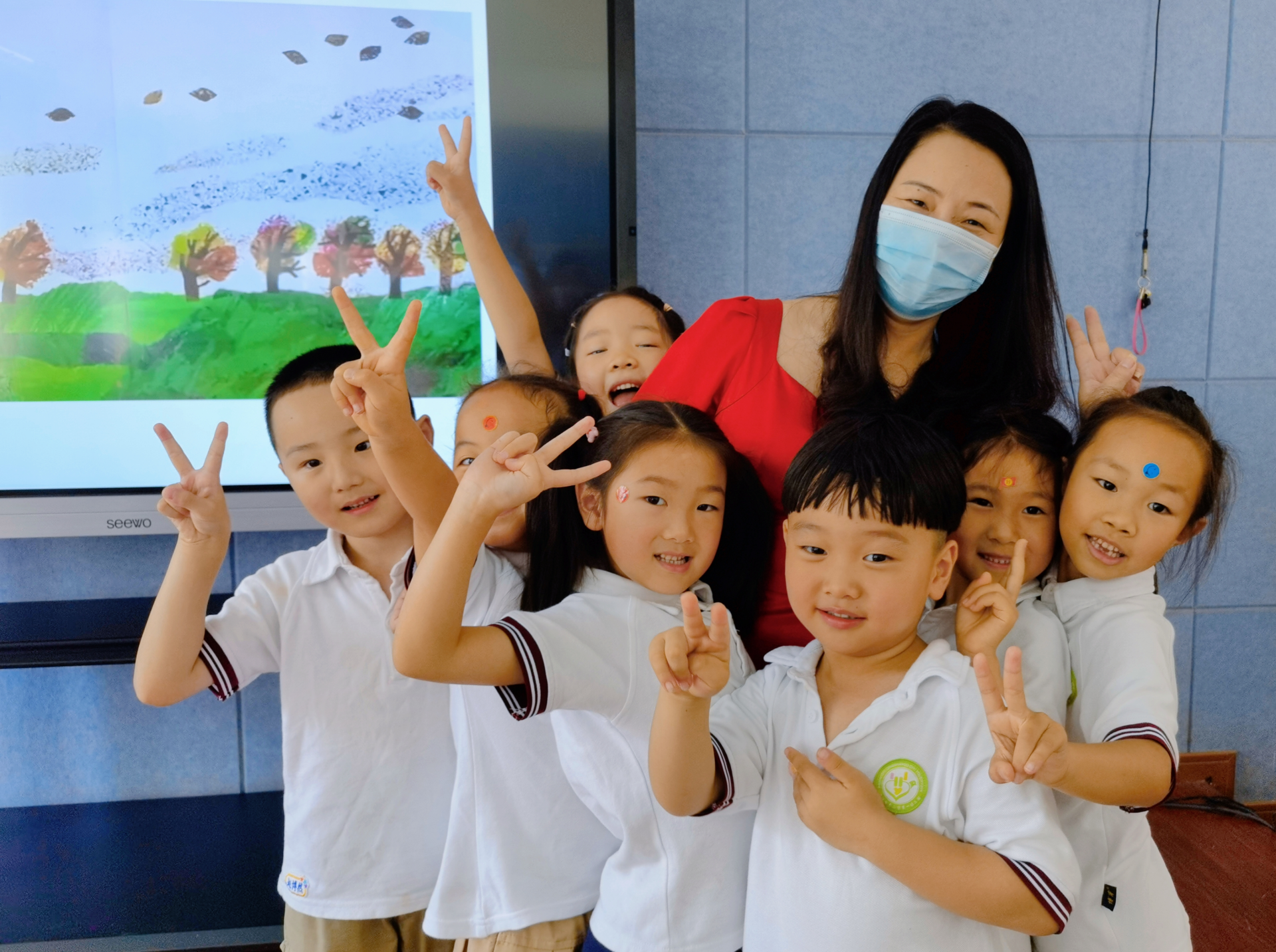 余婧老师用温暖的话语和行为,为一幼的孩子们种下一颗感恩的心和一颗