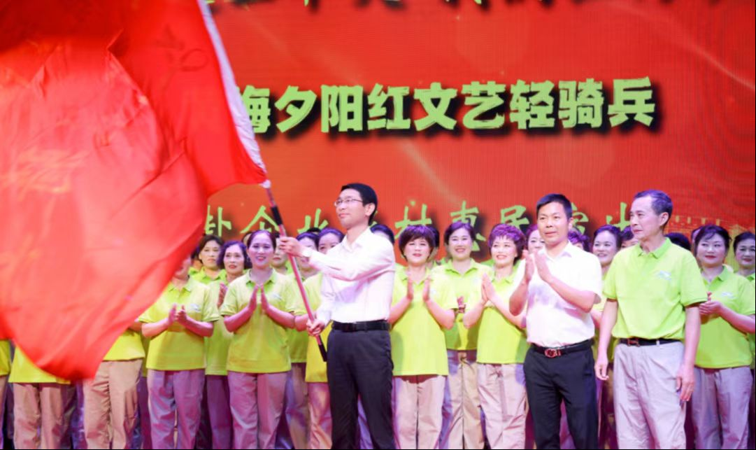 中共黄梅县委书记刘欲晓,中共黄梅县委副书记,县长马梁;历任黄梅县级