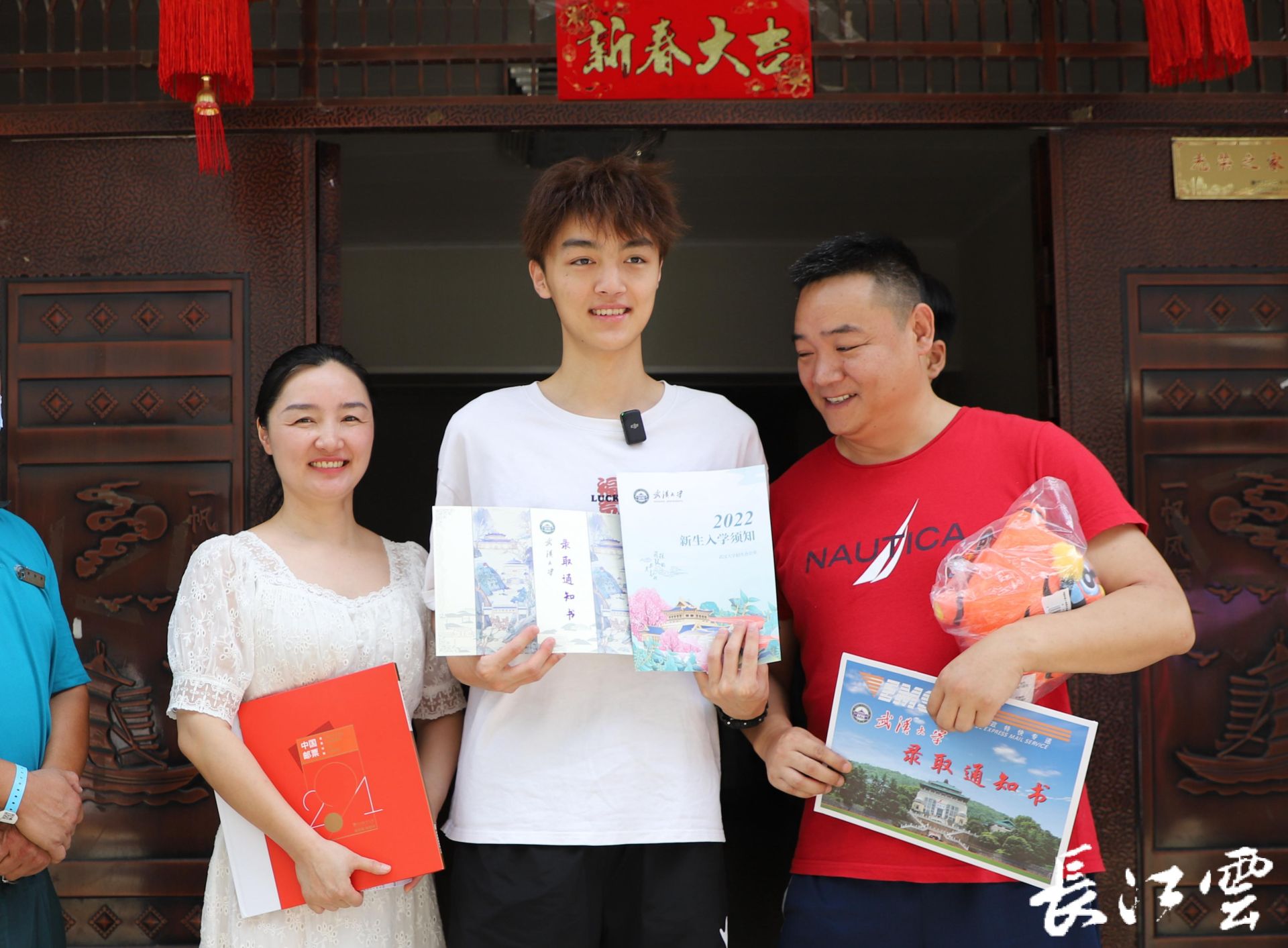 7月29日上午,电影《亲爱的》原型彭高峰之子彭文乐从投递员手中接过