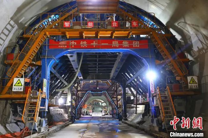 池黄高铁云观山隧道全线贯通 蒲旺 摄 图片