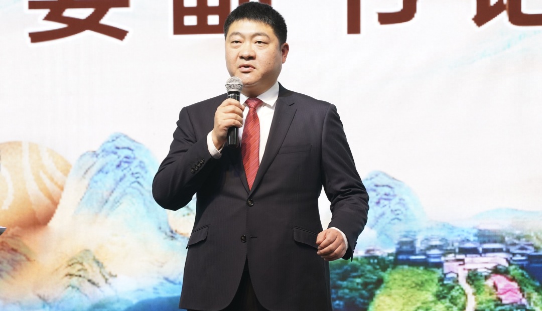 随县县委副书记姜辛辛现场推介随即,湖北长江垄上传媒集团与随县人民