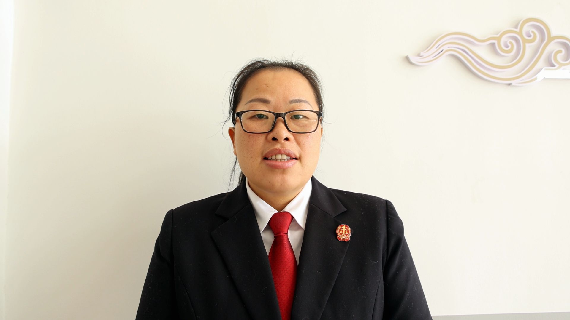 五里法庭书记员 赵岚:我在法院工作这么多年,今年是第一次和汪庭长