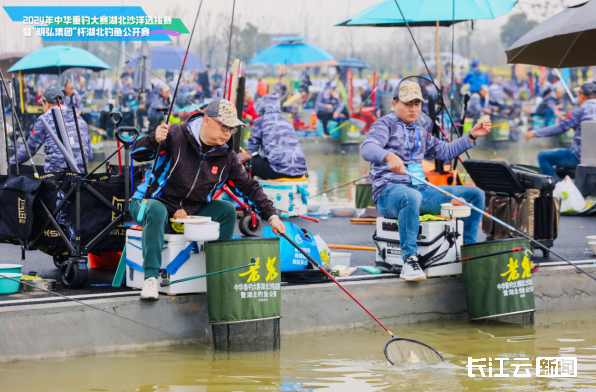 运动员代表和裁判员代表分别上台宣誓,承诺将严格遵守比赛规则,公平