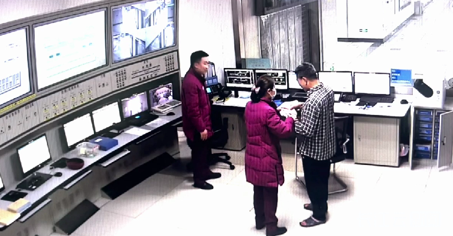 员工拾金不昧同时抽出多张百元钞票塞给现场工作人员,周嘉欣当即婉拒