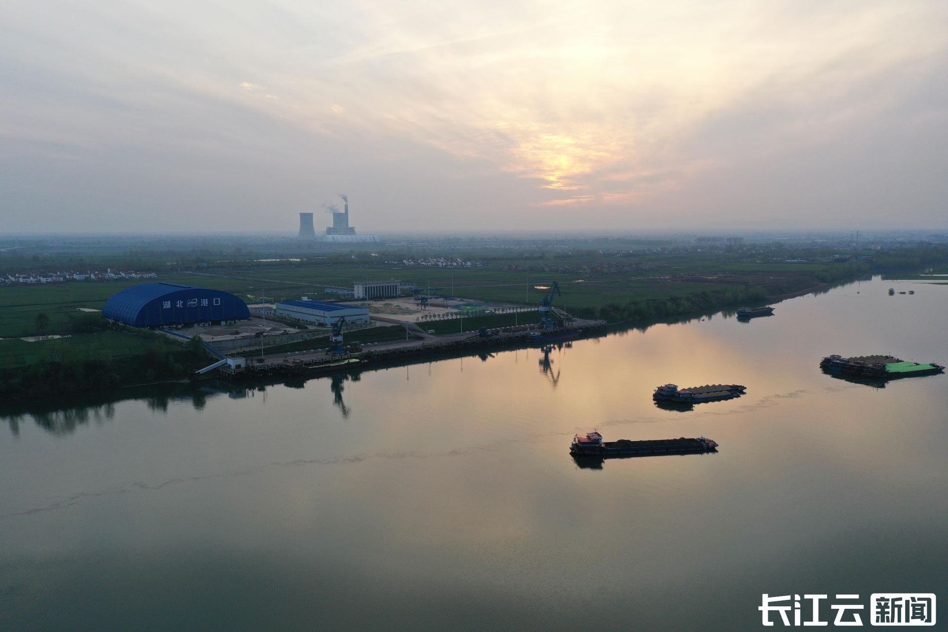 湖北襄阳小河港迎千吨级货船进港