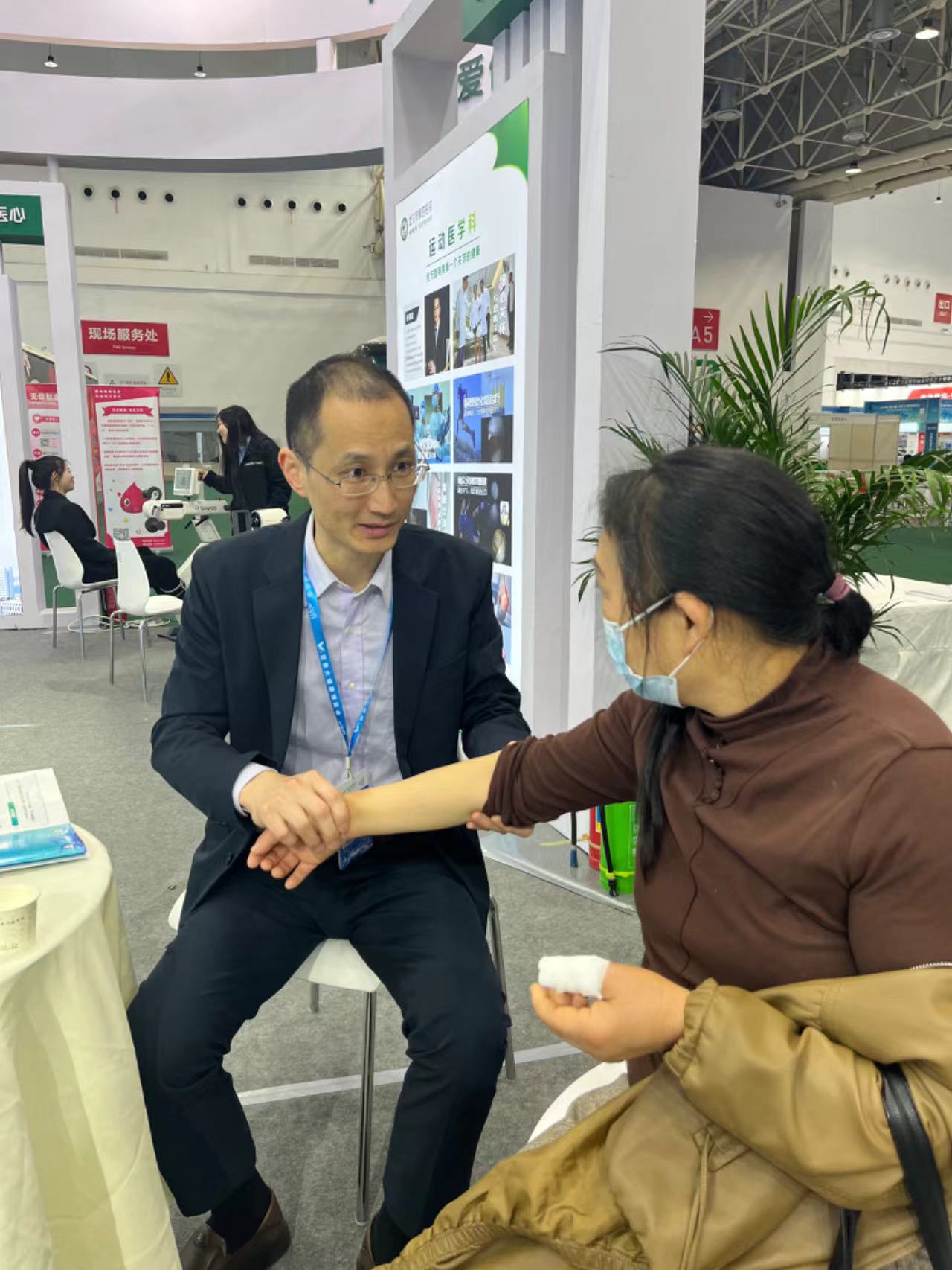 "医生,我的右脚跟经常疼,特别是在打完羽毛球之后以及每天早上起床下