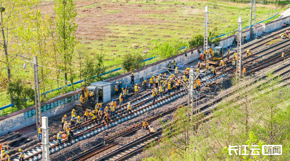 更换道岔21组线路大机捣固280公里这条繁忙铁路大动脉展开集中修