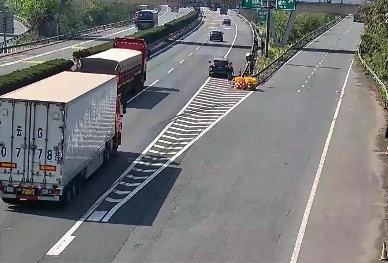 4月8日,湖北高速交警荆门大队值班室民警通过视频巡查发现在二广高速