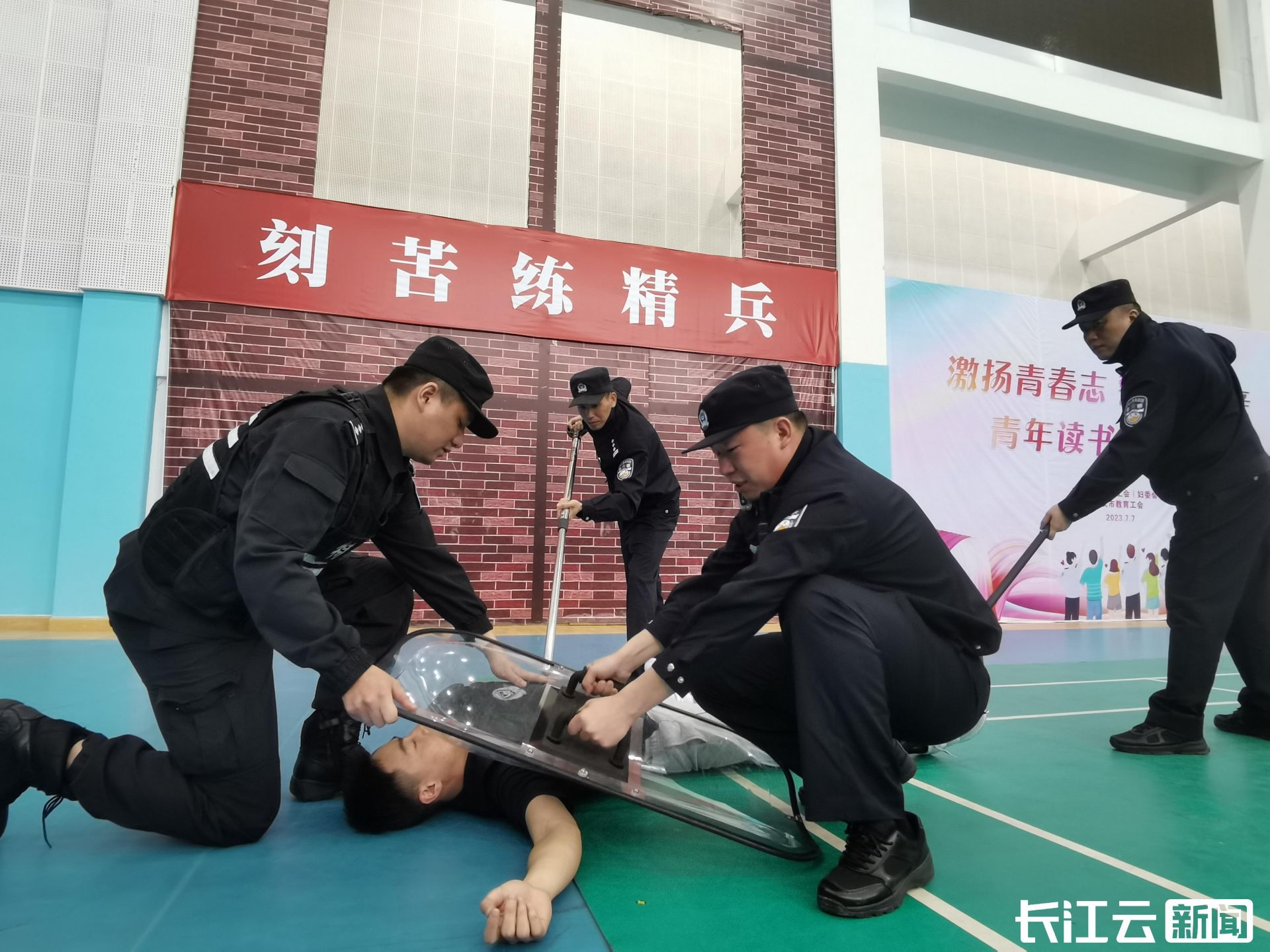以练促战  武汉轨道公安走进武汉特警加强警务实战培训