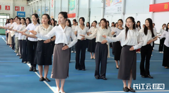 大家一定要注意表情管理""站的时候统一丁字步,双手放在肚脐上,左手在