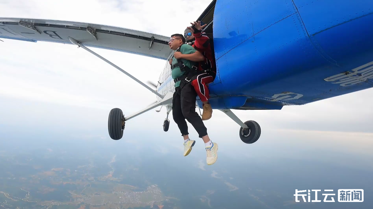 十堰市首次机降高空跳伞在竹山首跳成功