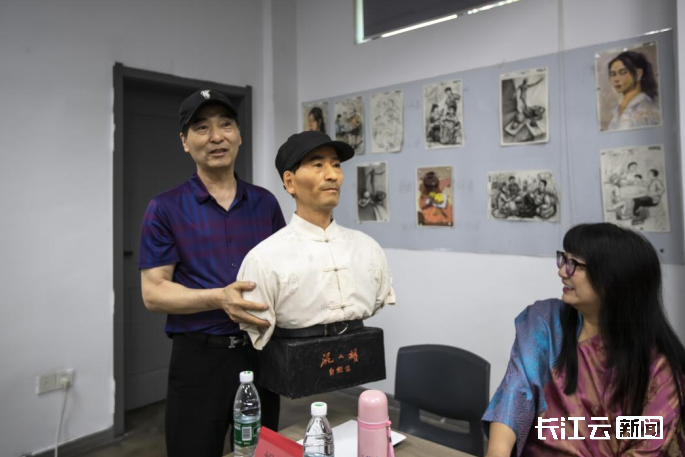 湖北省"文艺两新"带头人,非遗泥塑传承人胡作林正展示他的泥塑作品