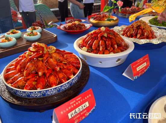 今天,潜江万人龙虾宴开席