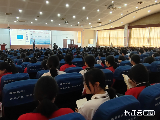 5月8日,在湖北黄冈市蕲春县第一高级中学举办的"防校园欺凌"主题宣传