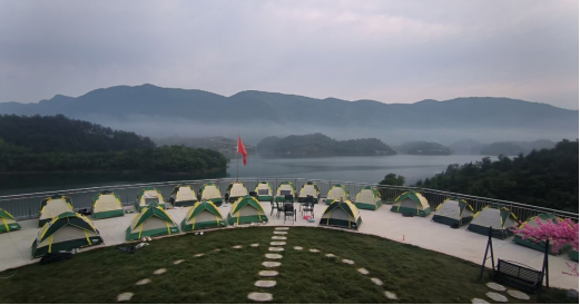 记者乘坐小船,划过碧绿的湖水,来到湖中一座绿树掩映下的小岛