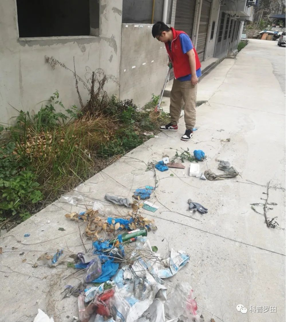 县科协组织开展环境卫生大扫除活动