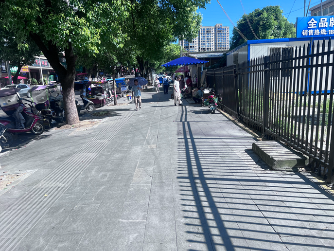 整治违停占用经营 营造便捷停车环境