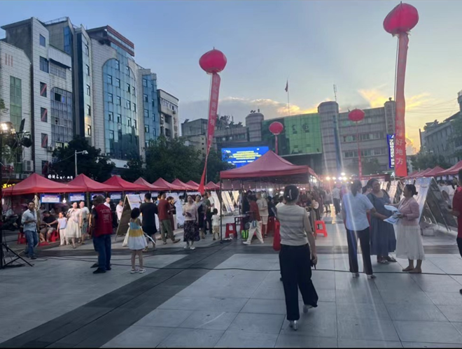 “人才夜市”聚人气 就业服务暖人心