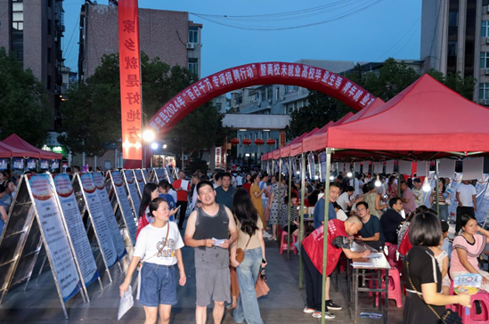 夜市逛出“薪”机，招聘成就“位”来