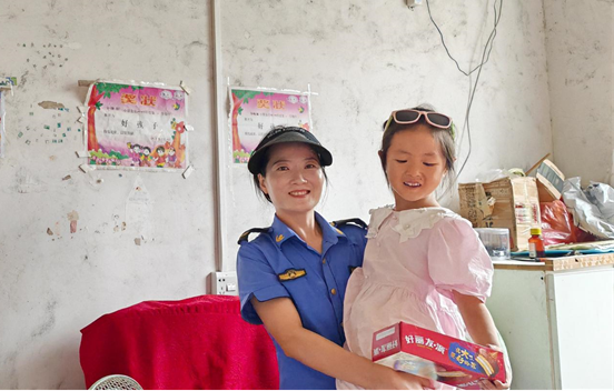 罗田城管：“爱心妈妈”结对关爱活动