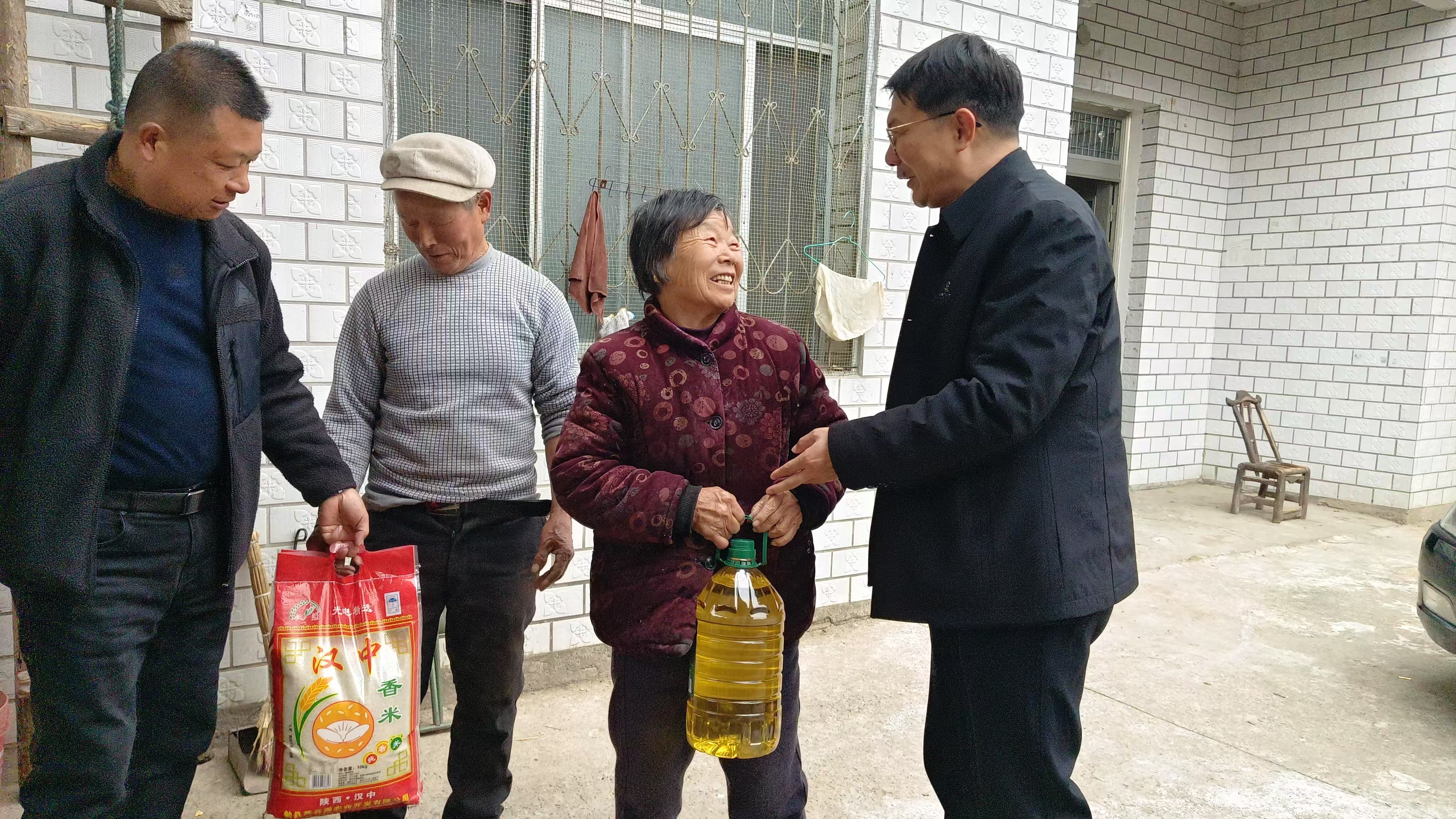 罗田电信分公司赴匡河镇月山冲村开展“七个一”暖心行动