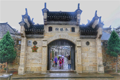 【网络媒体走转改】湖北红安这条古街记录过革命时期的壮怀激烈，更见证了新中国的巨大变迁