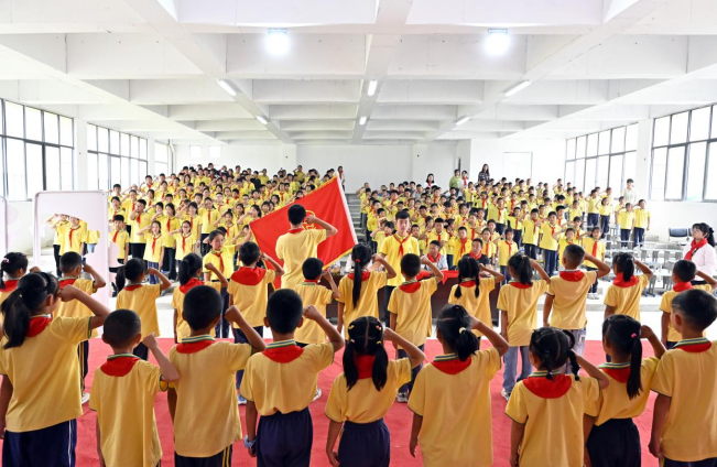 图说:红领巾爱祖国 入队争章展风采_红安网