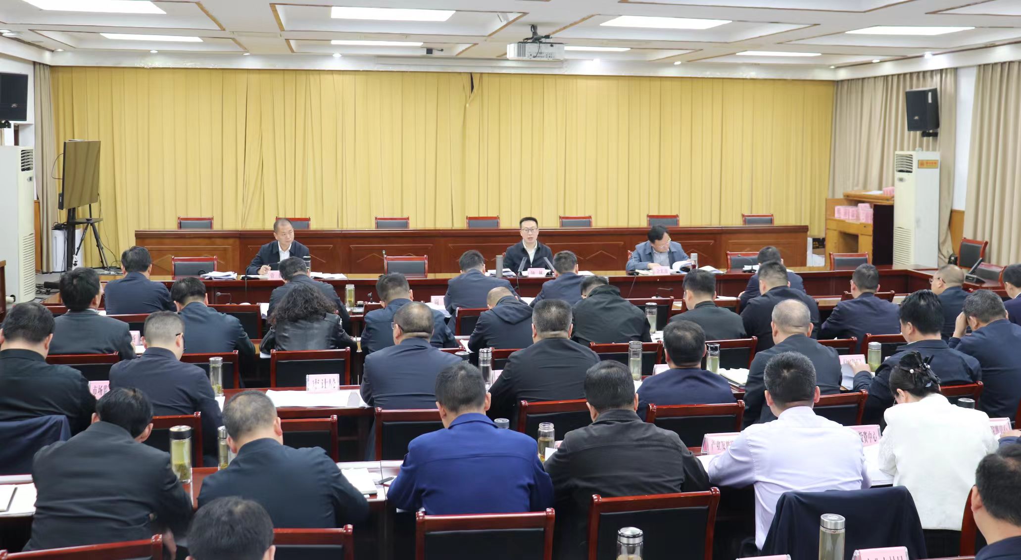 钟林主持召开红安县政府党组（扩大）会议