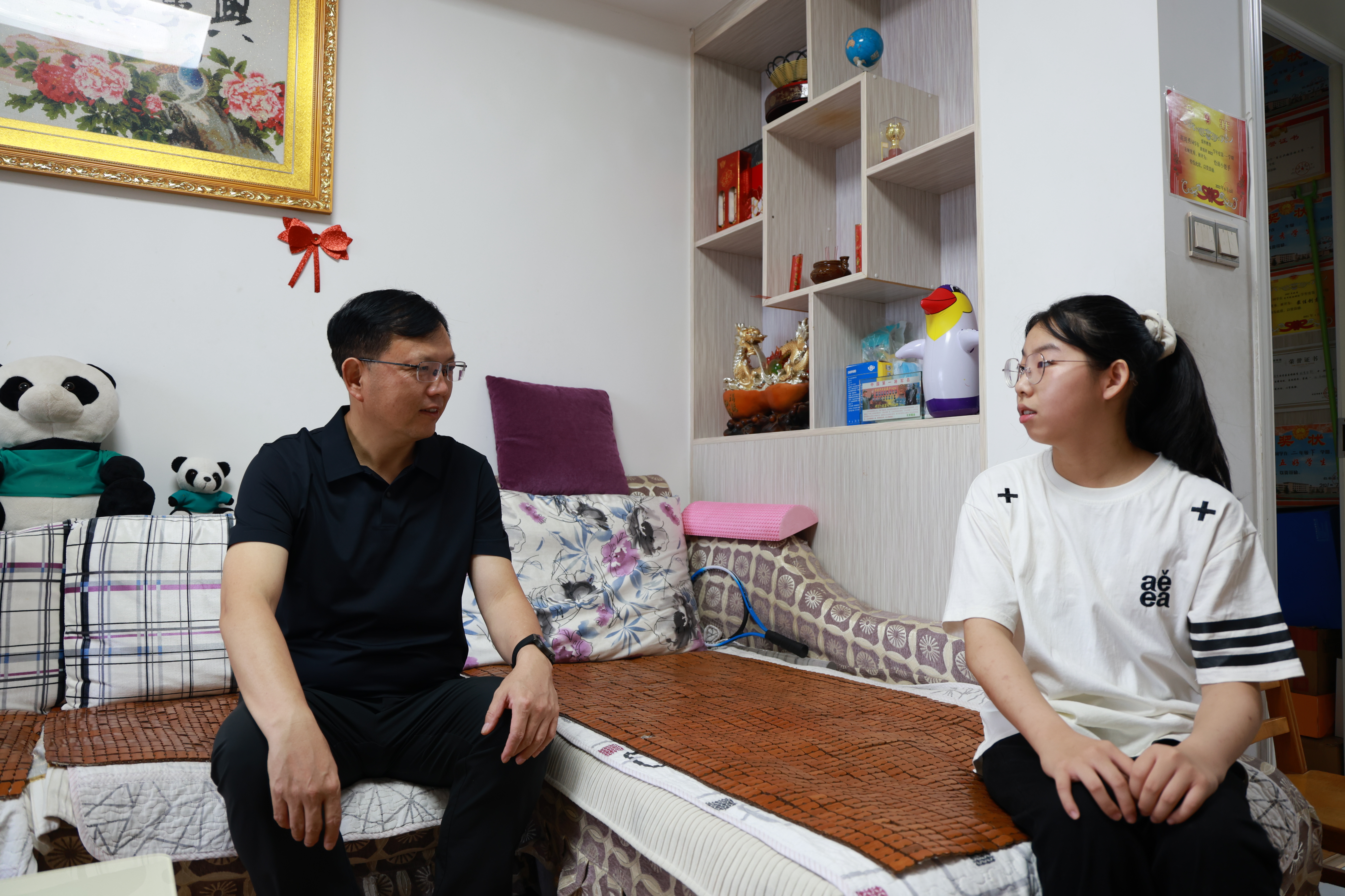 胡广看望慰问困难儿童 调度防汛工作 
