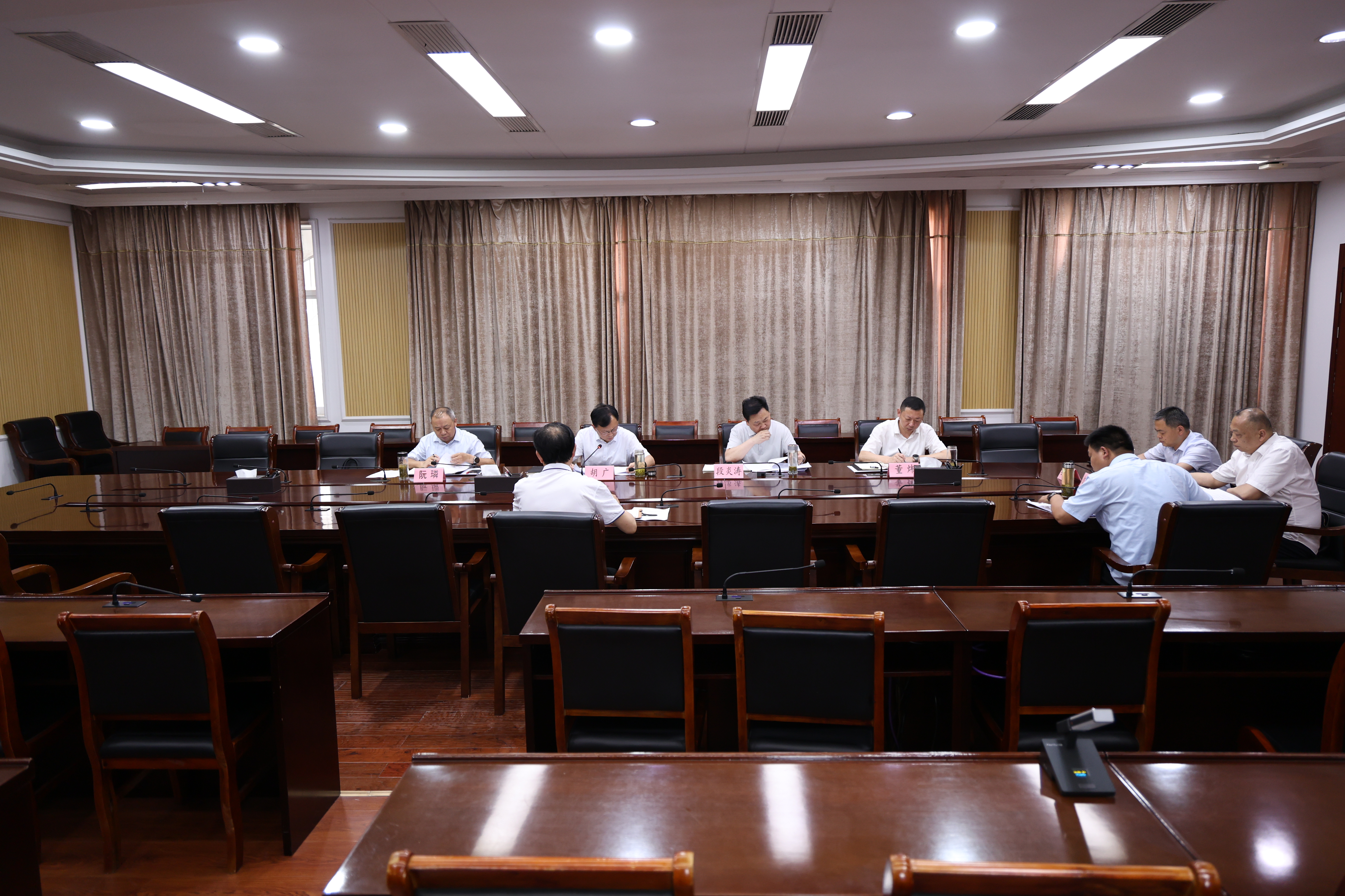 胡广调度推进群众身边不正之风和腐败问题集中整治工作